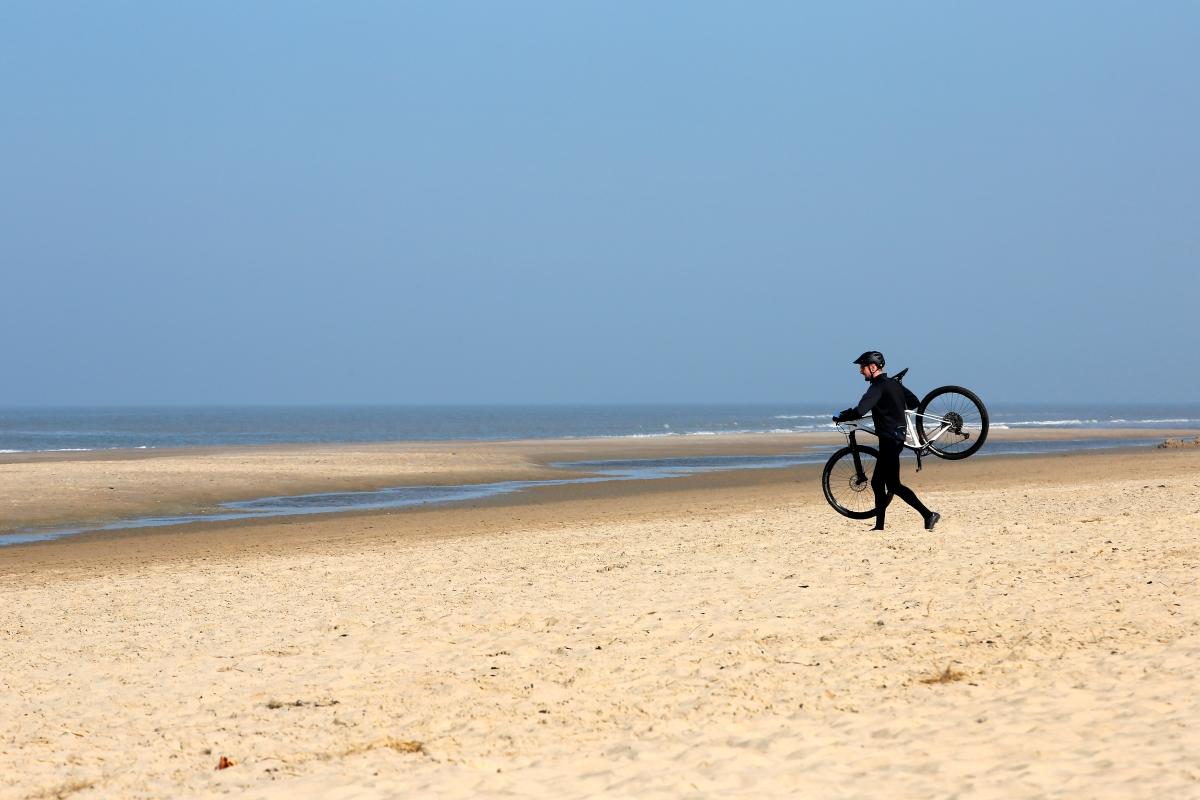 Mountainbiken op het strand van Bergen aan Zee